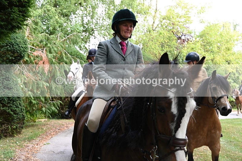WJ6_4013 - Berks & Bucks - The Old farmhouse - Hound Exercise 20-08-25