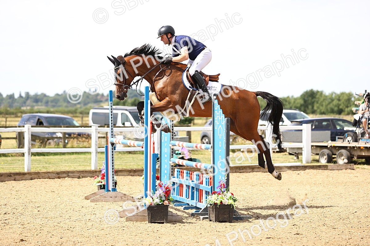 SBM_000585 - Class 15 - Redpost Equestian Senior Foxhunter - 1.20m