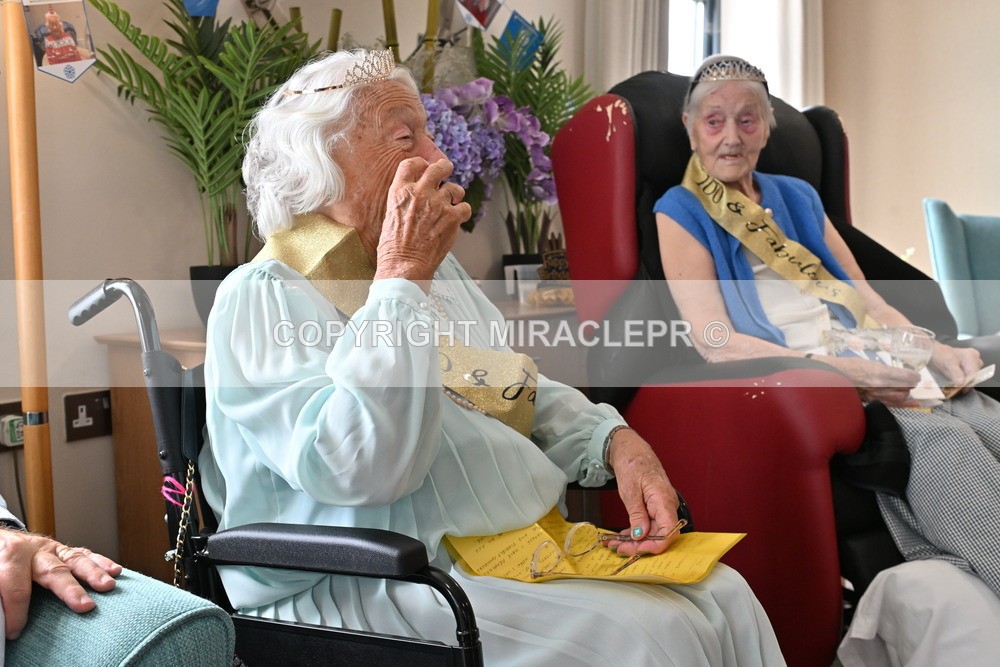 AM3_1133 - Iris and Betty.
