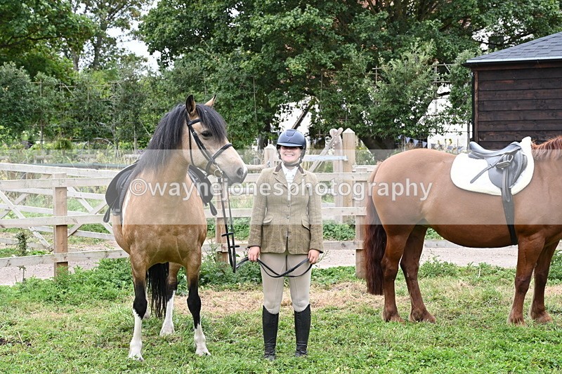 WJ6_2870 - Berks & Bucks - The Old farmhouse - Hound Exercise 20-08-25