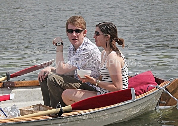 090704 COUPLE IN BOAT IMG_8103 - HENLEY REGATTA  SATURDAY 4th JULY 2009
