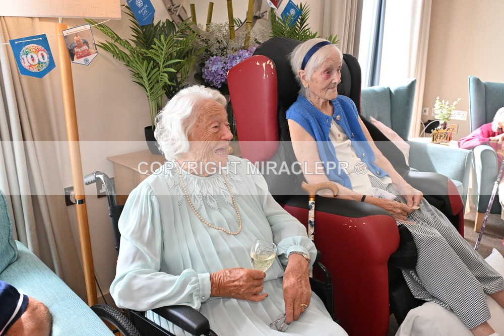 AM3_0738 - Iris and Betty.