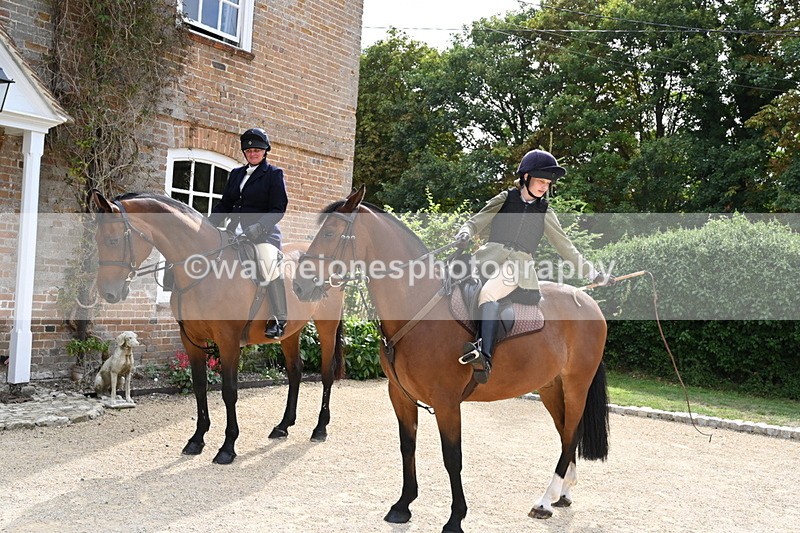 WJ6_3463 - Berks & Bucks - The Old farmhouse - Hound Exercise 20-08-25