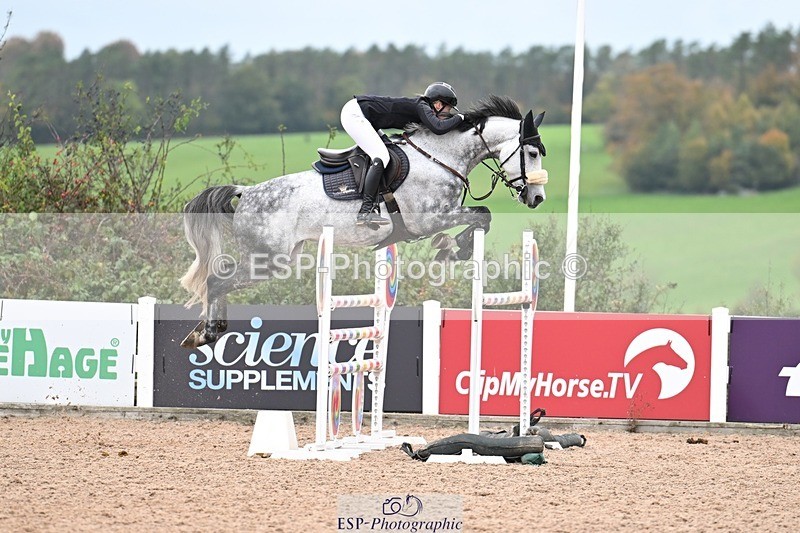 251022-142909-00664 - Cls 6 Snr Foxhunter 1.20m