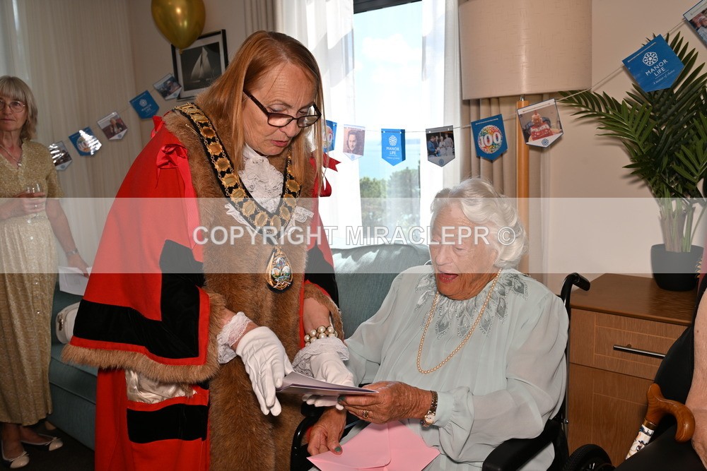 AM3_0797 - Iris and Betty.