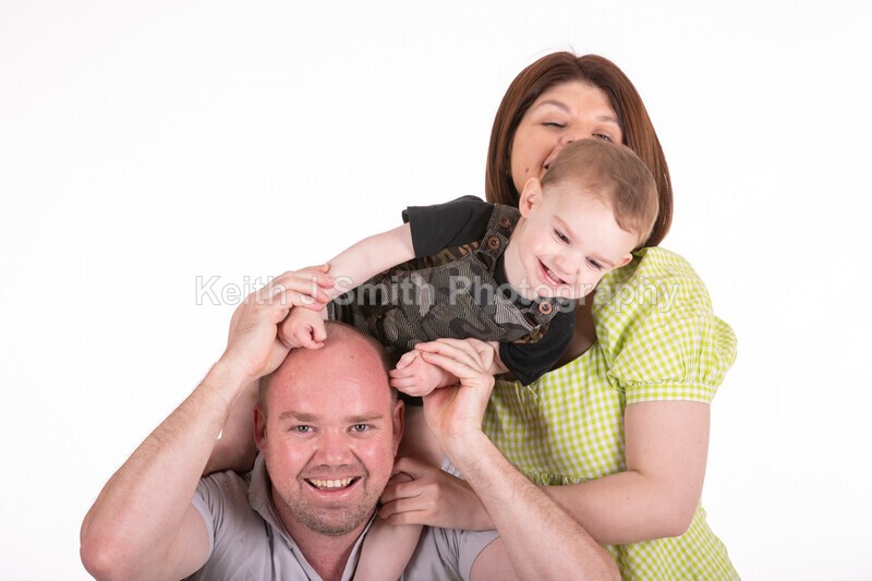 2KJS2805 - Jannie, Kristen & family. Studio