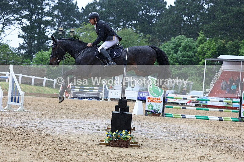 3E7A7612 - Class 9: Senior 1.30m open