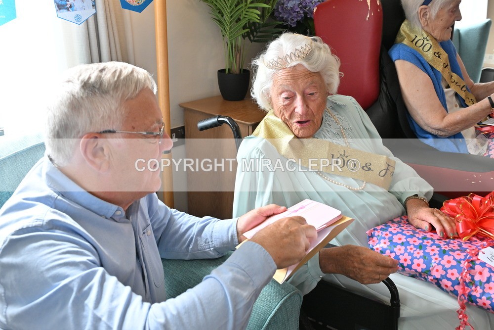 AM3_1401 - Iris and Betty.