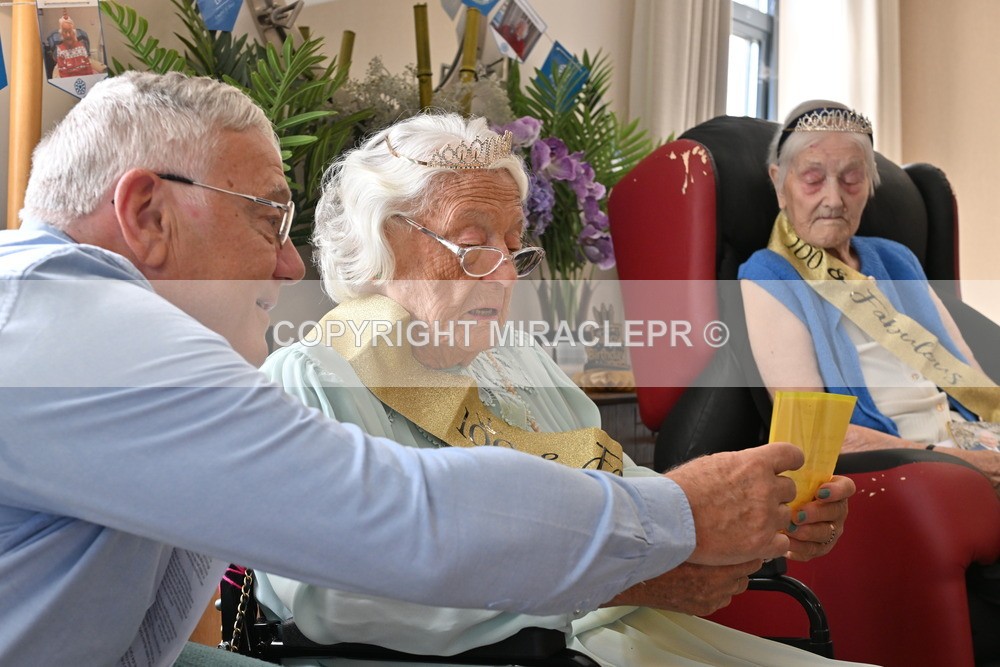 AM3_1055 - Iris and Betty.