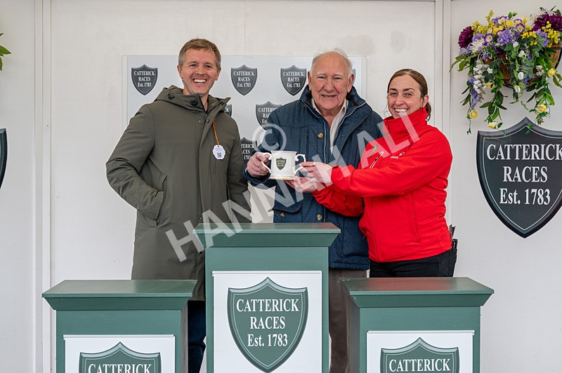 110526-Race 1-Filey Beach-6688 - Race 1 2.30pm Racing Welfare Reminiscence Day Apprentice Handicap