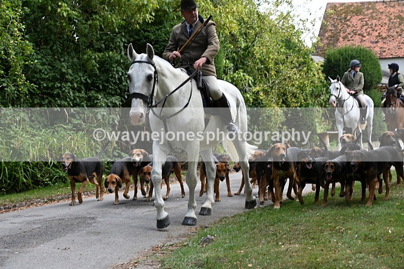 WJ6_3942 - Berks & Bucks - The Old farmhouse - Hound Exercise 20-08-25