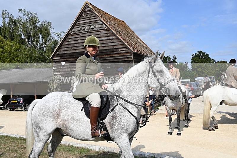 WJ6_3240 - Berks & Bucks - The Old farmhouse - Hound Exercise 20-08-25