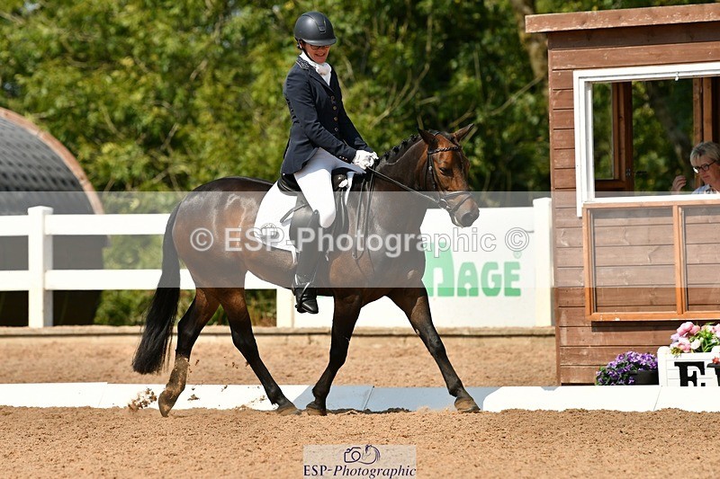 250817-132914-09968 - 090-Sarah.GoddardSaris.Fingers.Crossed