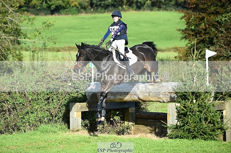 231022-152630-30383 - 358-ROYALE.MESSENGER-Anna.Singer-XC