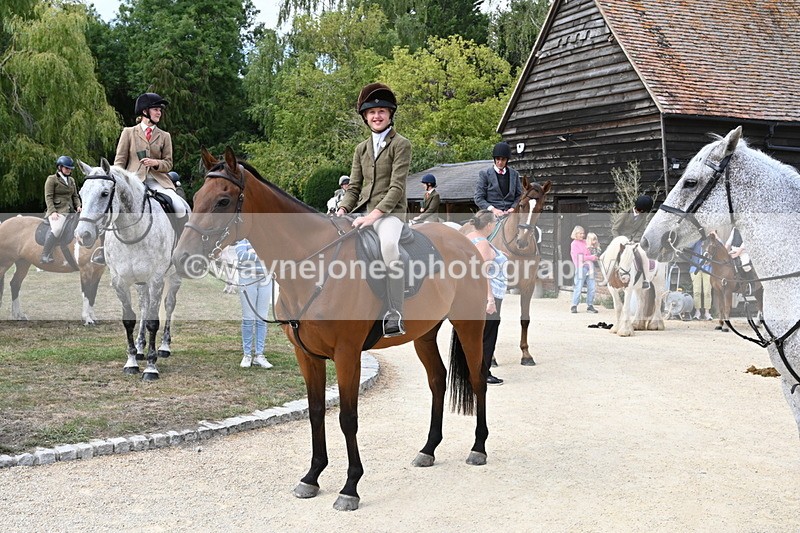 WJ6_3491 - Berks & Bucks - The Old farmhouse - Hound Exercise 20-08-25