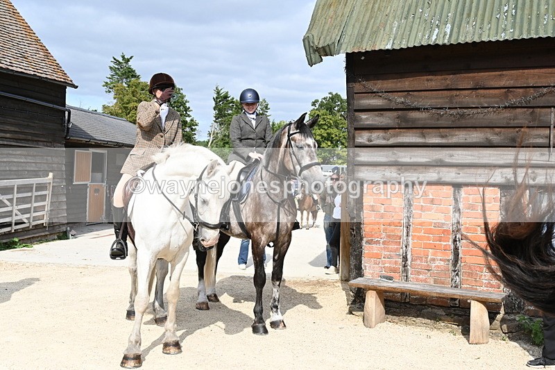 WJ6_3320 - Berks & Bucks - The Old farmhouse - Hound Exercise 20-08-25