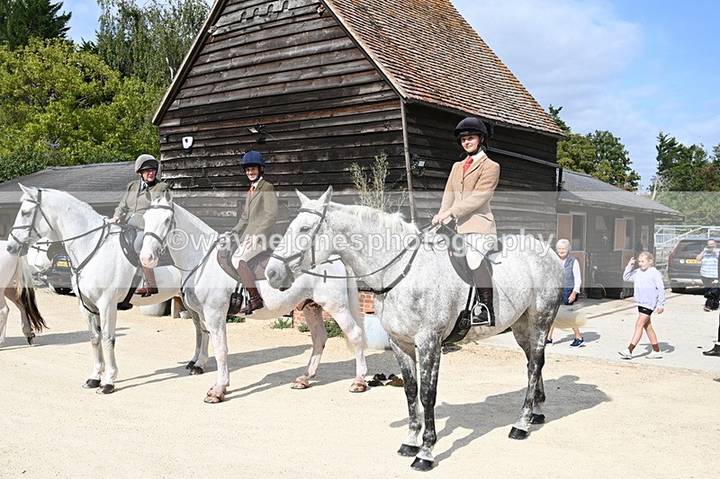 WJ6_3182 - Berks & Bucks - The Old farmhouse - Hound Exercise 20-08-25