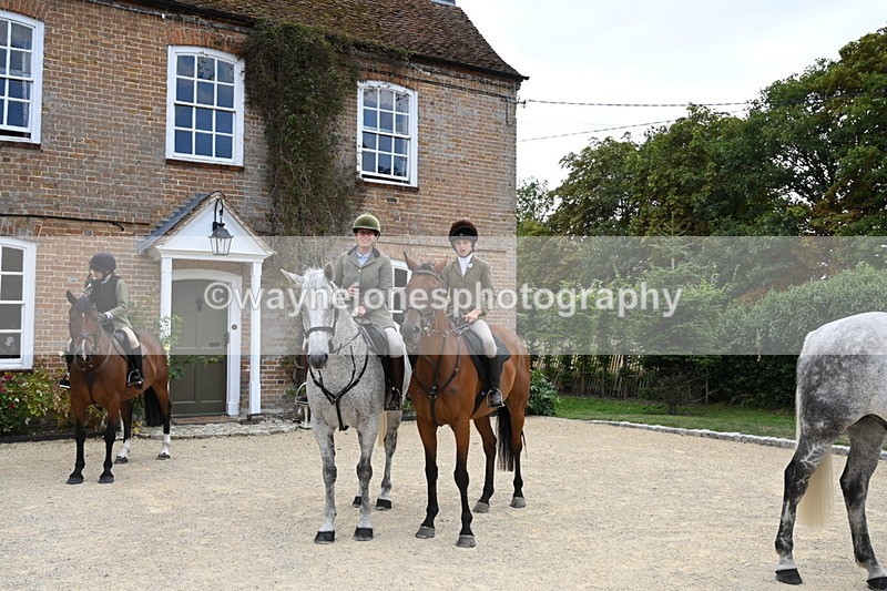 WJ6_3598 - Berks & Bucks - The Old farmhouse - Hound Exercise 20-08-25