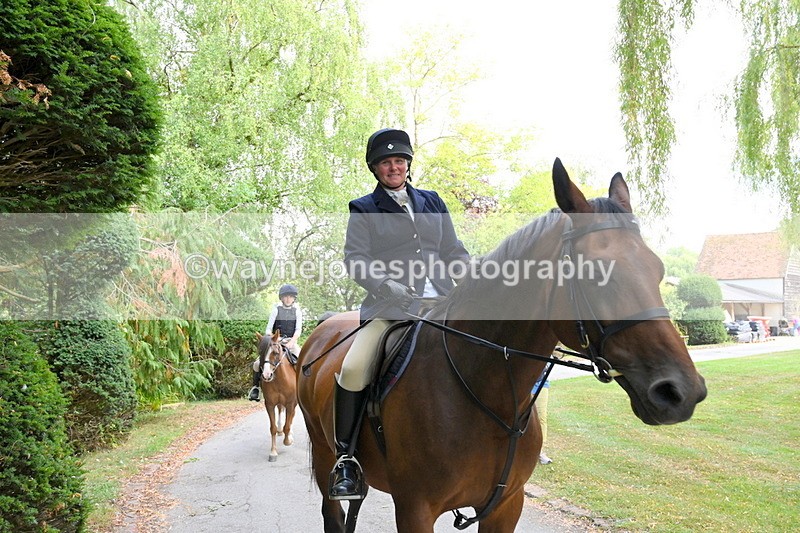 WJ6_4069 - Berks & Bucks - The Old farmhouse - Hound Exercise 20-08-25