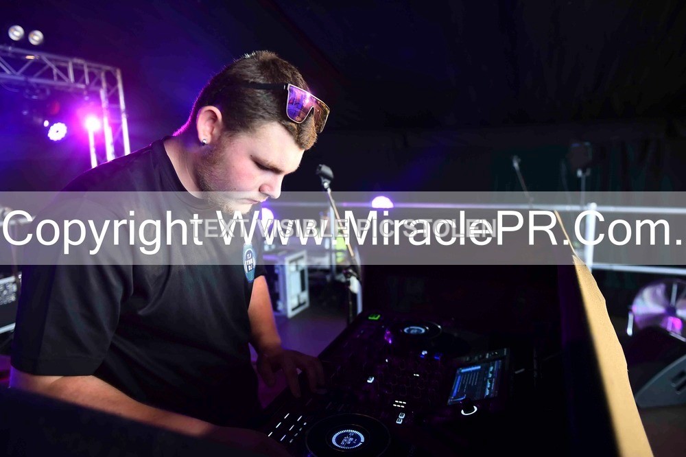 SH4_9981 - Tj the DJ