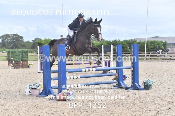 BPP_4252 - CLASS 12 SUN Senior British Novice/ 90cm Open