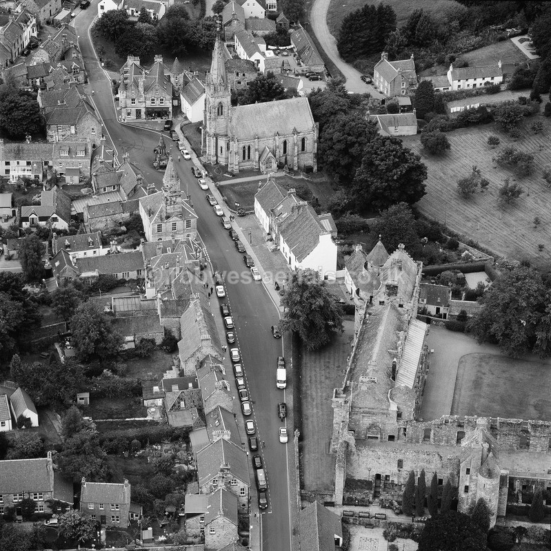 A00657C BW Falkland village center 2006 robwestaerials.co.uk - Settlements, infrastructure and attractions