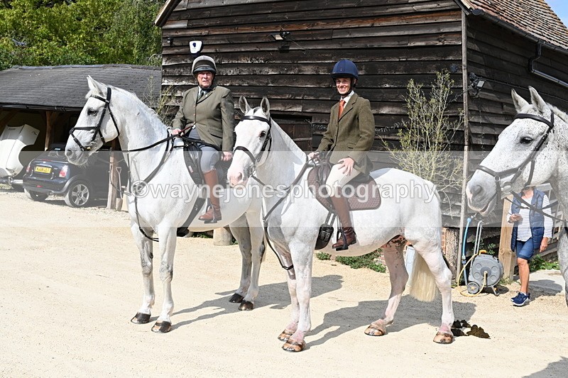 WJ6_3191 - Berks & Bucks - The Old farmhouse - Hound Exercise 20-08-25