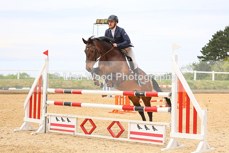 3E7A9455 - Class 8: Senior Newcomers/1.10m open