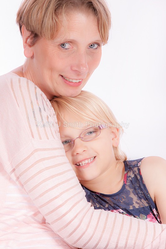 1SKJ6629 - Tina and Kayleigh.