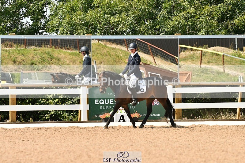 250817-132846-09964 - 090-Sarah.GoddardSaris.Fingers.Crossed