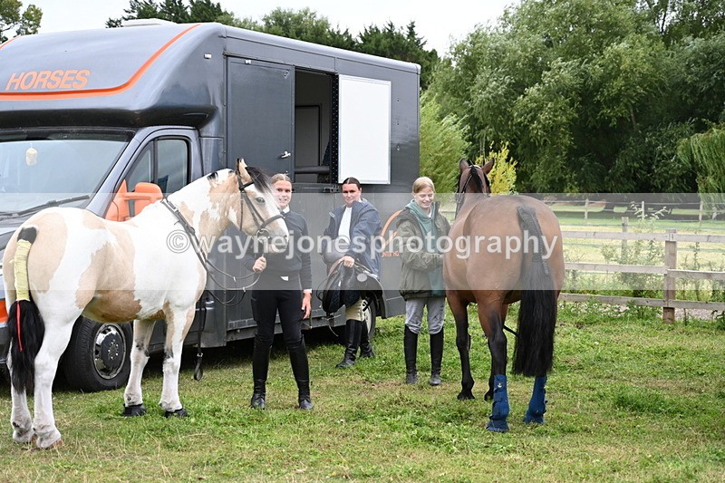 WJ6_2828 - Berks & Bucks - The Old farmhouse - Hound Exercise 20-08-25