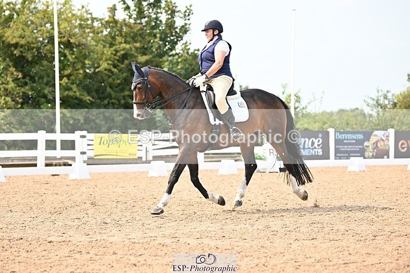 250816-145948-05734 - 031-Nicola.SealRebel.Heart