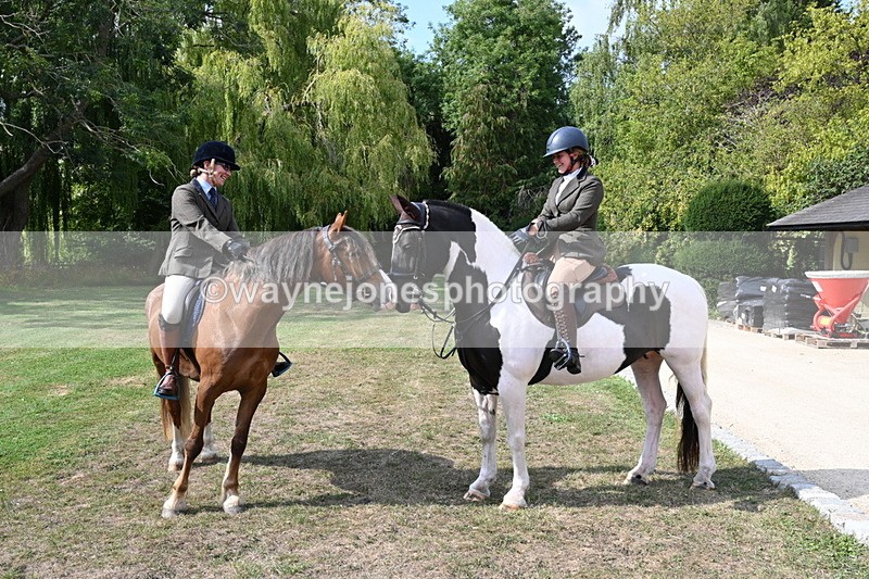 WJ6_3209 - Berks & Bucks - The Old farmhouse - Hound Exercise 20-08-25