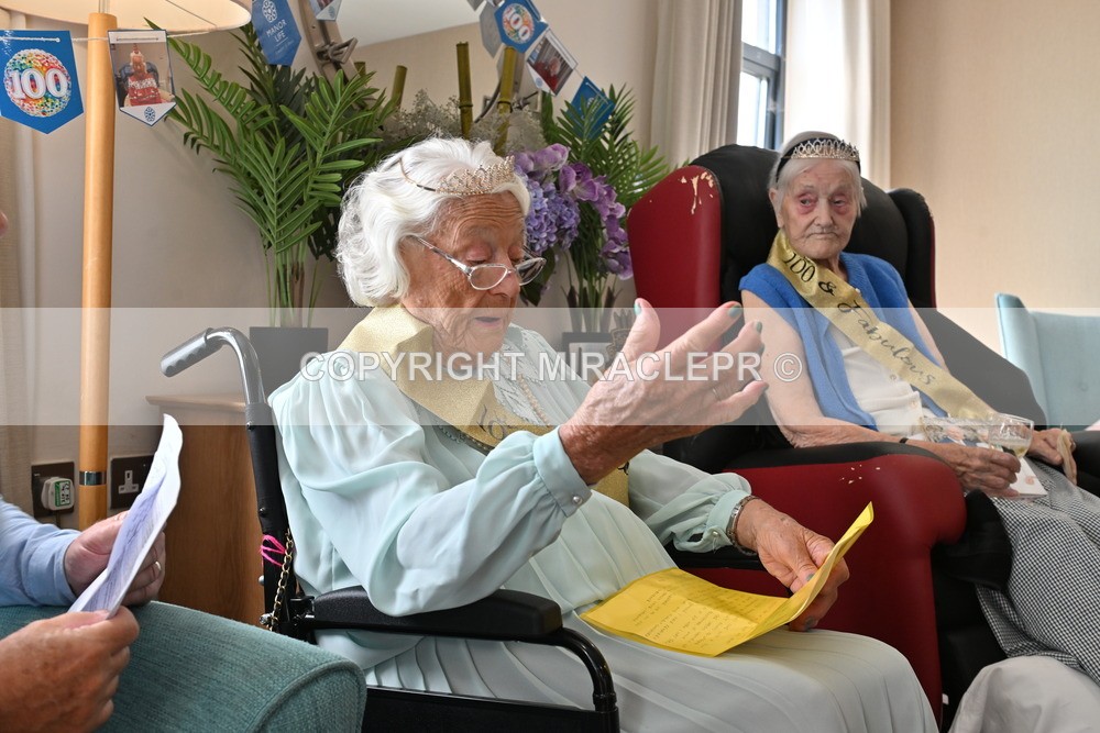 AM3_1066 - Iris and Betty.