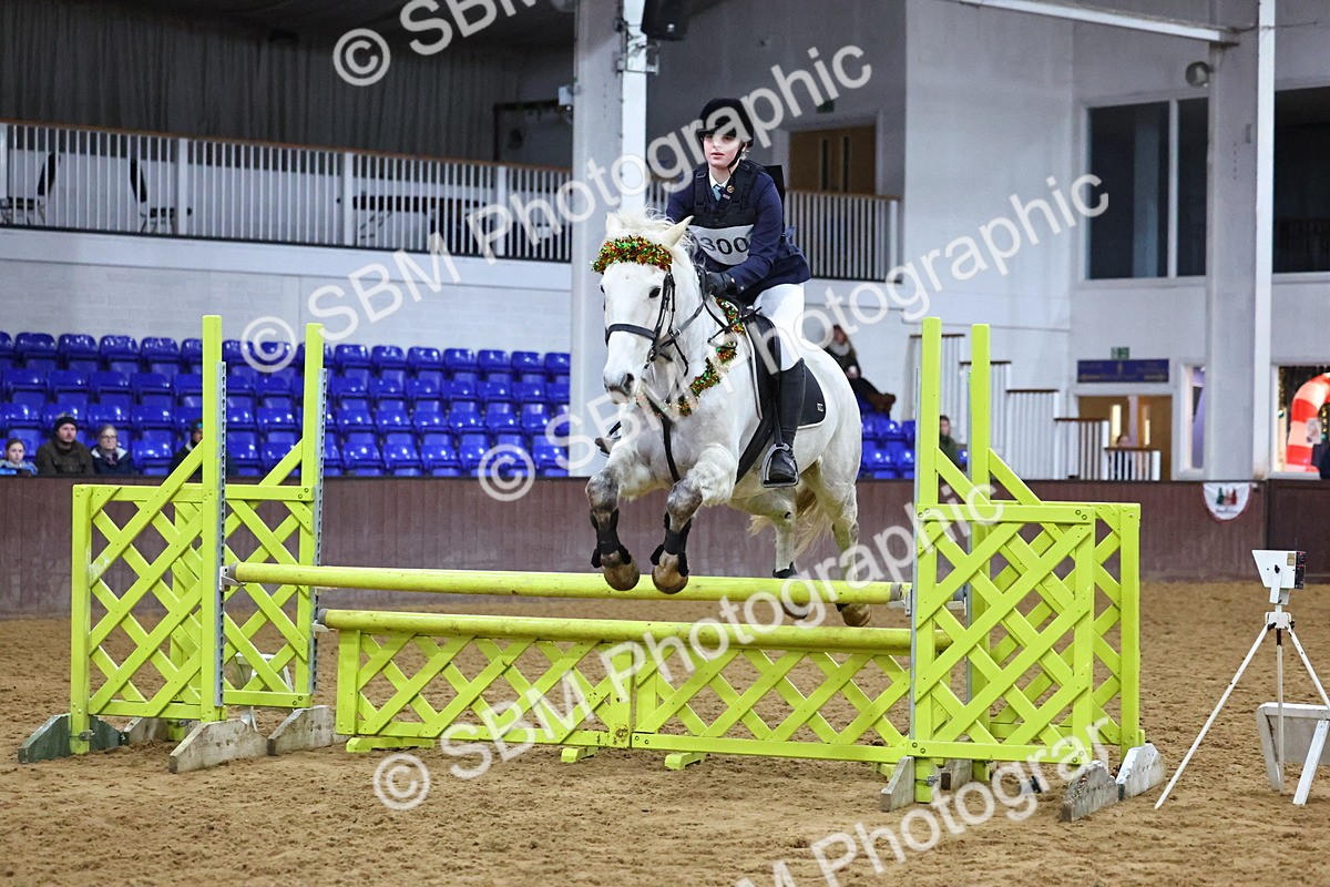 SBM_002872 - Class 6 - Holly & Ivy Stakes - 90cm