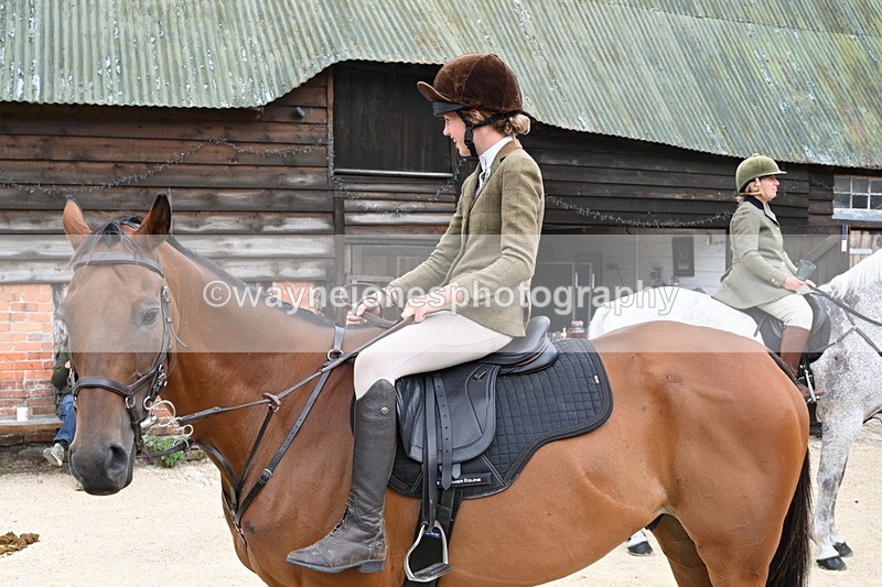 WJ6_3546 - Berks & Bucks - The Old farmhouse - Hound Exercise 20-08-25