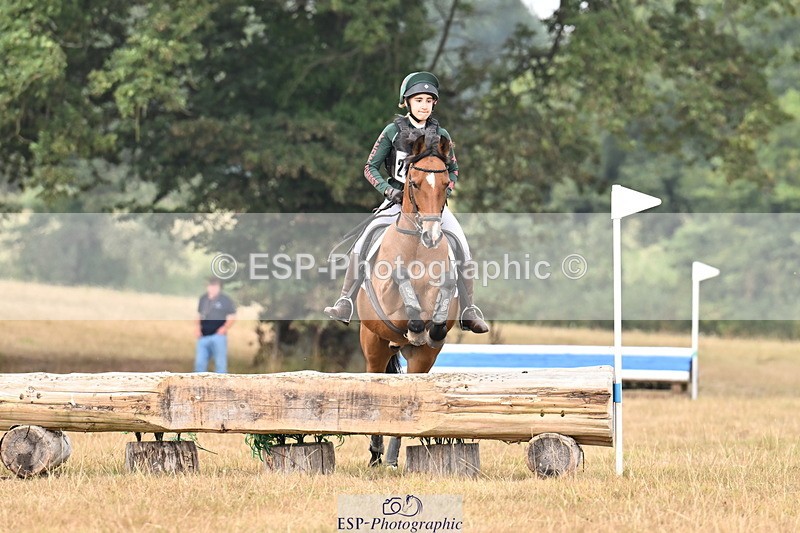 250824A-113916-35230 - 2002-Florence.Dovey-Moneyhills.Pageant