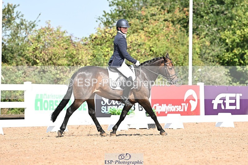 250816-110221-03283 - 090-Sarah.GoddardSaris.Fingers.Crossed