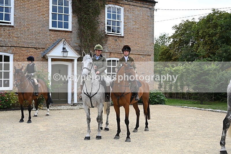 WJ6_3604 - Berks & Bucks - The Old farmhouse - Hound Exercise 20-08-25