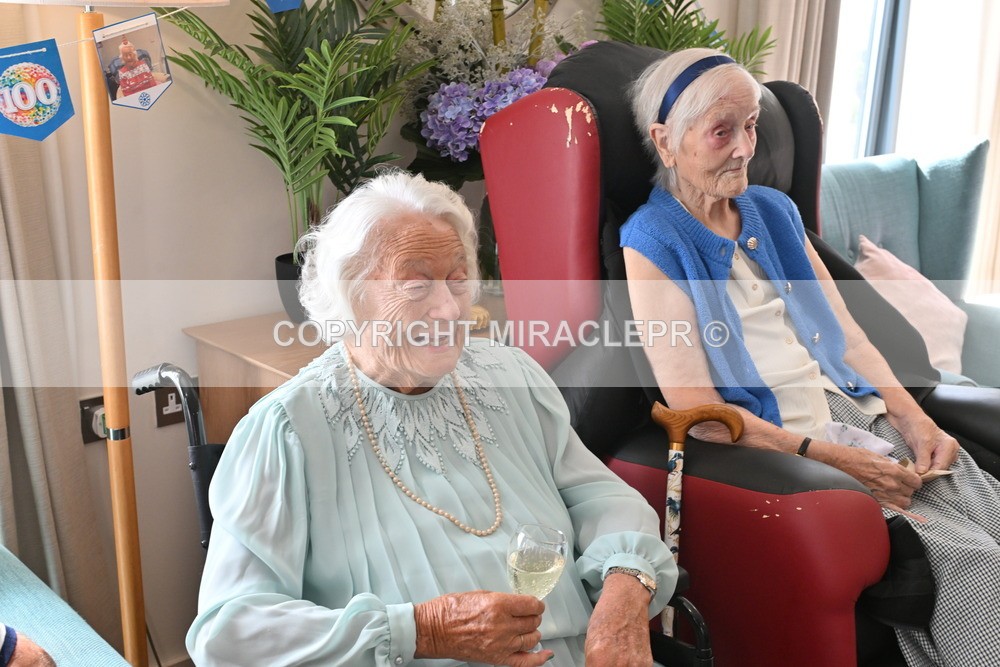 AM3_0732 - Iris and Betty.