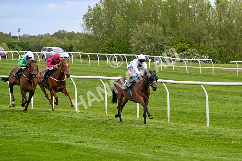 110526-Race 3-Laravie-0671 - Race 3 3.30pm Mick Rose Turns 70 Handicap