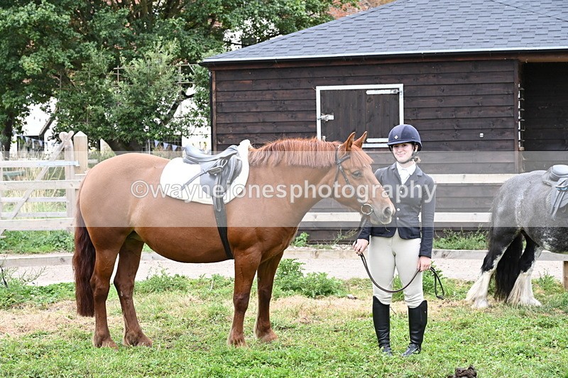 WJ6_2884 - Berks & Bucks - The Old farmhouse - Hound Exercise 20-08-25