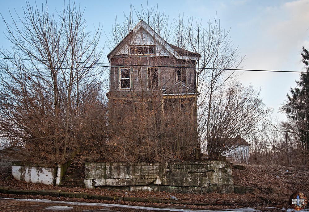 Abandoned Western Pennsylvania Home | Looming Ruins - Abandoned Houses and Homes