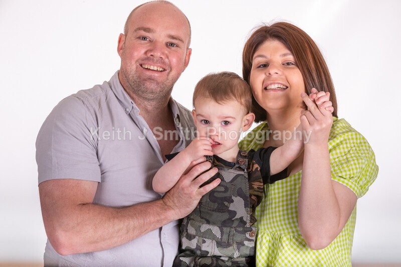 2KJS2780 - Jannie, Kristen & family. Studio