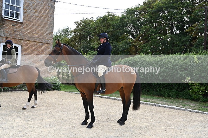 WJ6_3451 - Berks & Bucks - The Old farmhouse - Hound Exercise 20-08-25