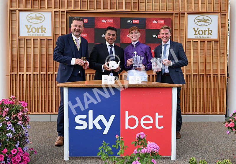 190826-277 Henley On Thames - Race 7 17.20pm Sky Bet Nursery Handicap