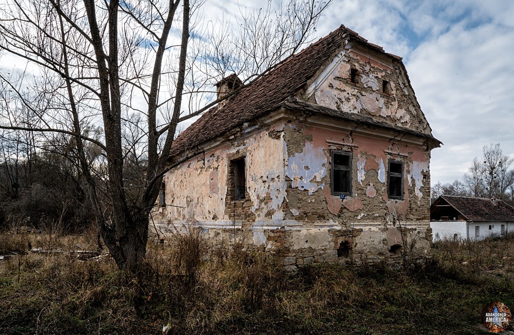 Faded House | Gherdeal, Romania - The Ghost Village of Gherdeal