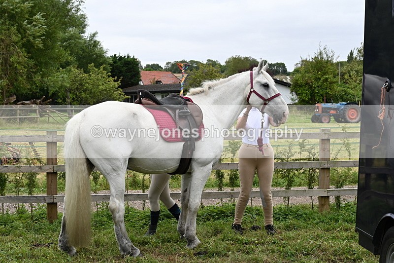 WJ6_2858 - Berks & Bucks - The Old farmhouse - Hound Exercise 20-08-25