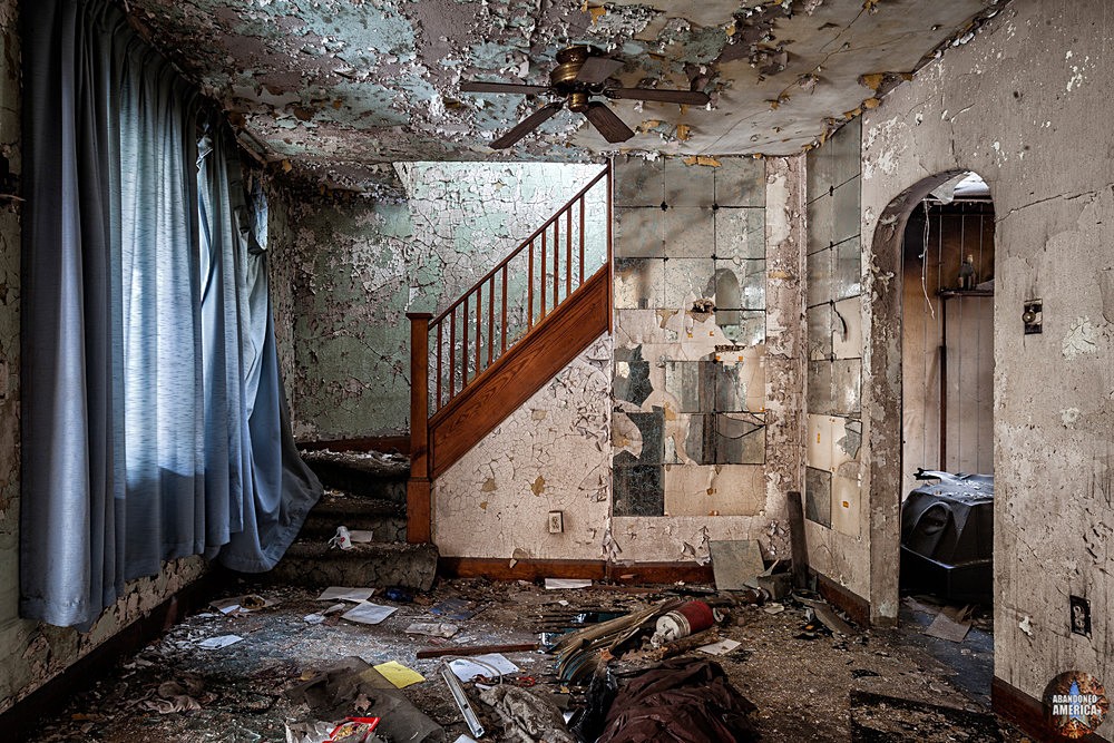 Abandoned Lincoln Way (Clairton, PA) | Decayed Living Room - Lincoln Way