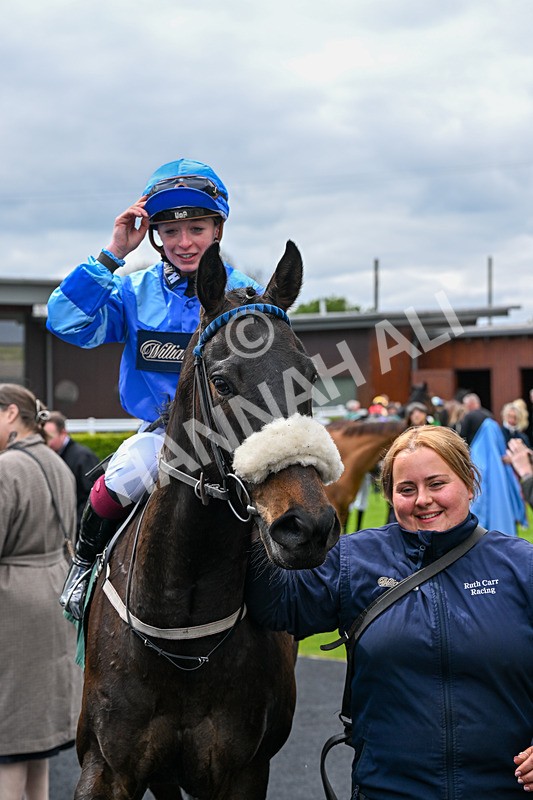 110526-Race 1-Filey Beach-0344 - Race 1 2.30pm Racing Welfare Reminiscence Day Apprentice Handicap